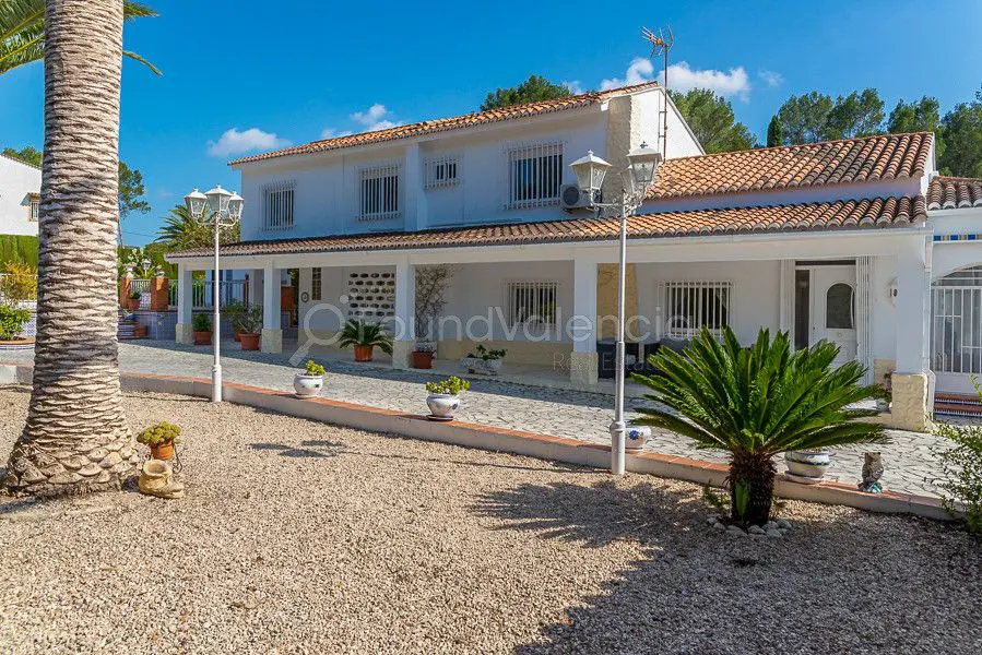Propiedad en venta con casa de invitados adicional en Xativa, Valencia