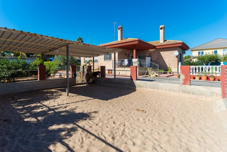 Chalet con establos a solo 20 minutos de Valencia