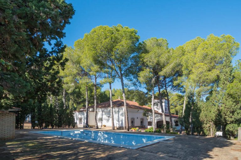 Masia de 500m2 en una parcela de 14.000m2, con la opción de construir viviendas adicionales.