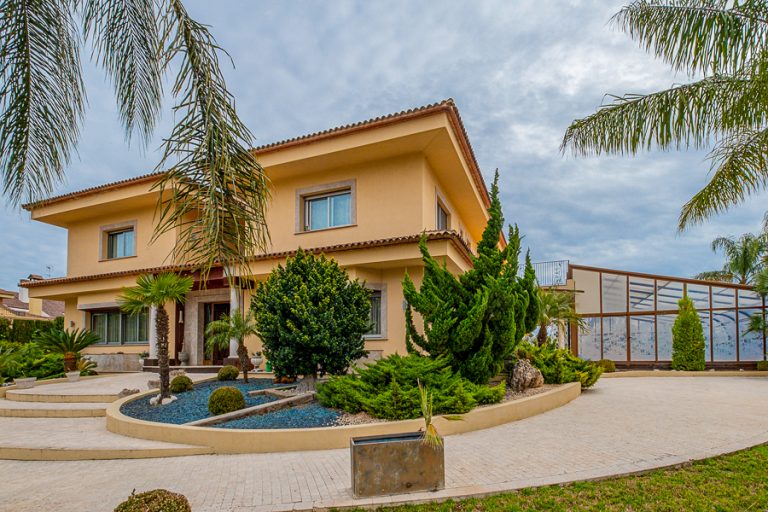 Espectacular villa en venta en la exclusiva urbanización Cruz de Gracia