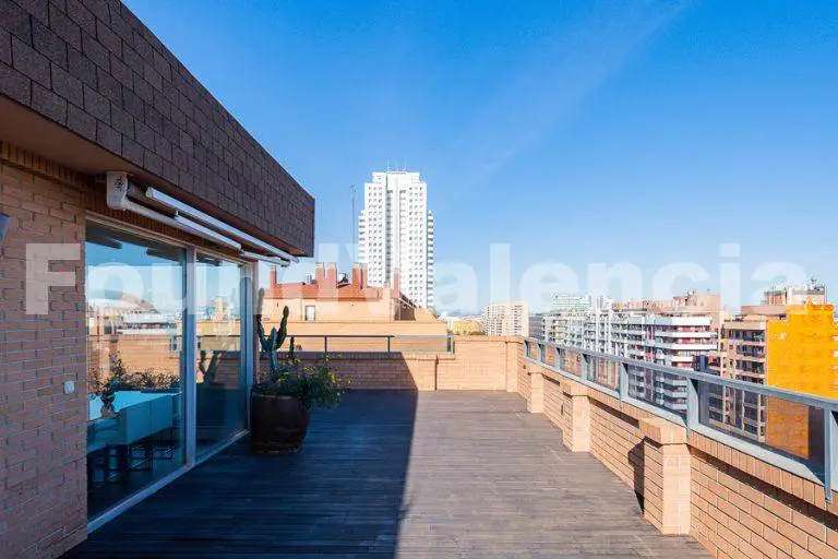 Ático dúplex con terraza de 120m2 en Valencia ciudad.