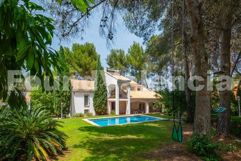 Elegante Villa Familiar con Máxima Privacidad y Parcela Doble