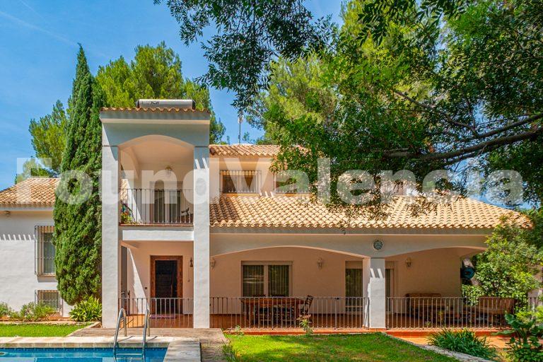 Elegante Villa Familiar con Máxima Privacidad y Parcela Doble