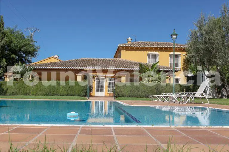 Espléndida casa de campo con piscina, establos, casa de invitados y amplio terreno.