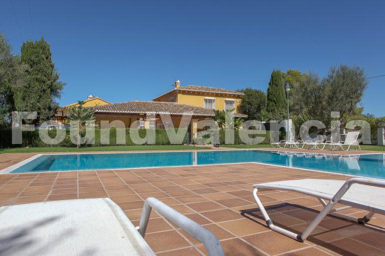 Espléndida casa de campo con piscina, establos, casa de invitados y amplio terreno.