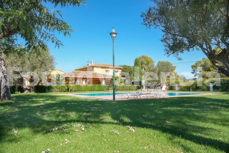 Espléndida casa de campo con piscina, establos, casa de invitados y amplio terreno.