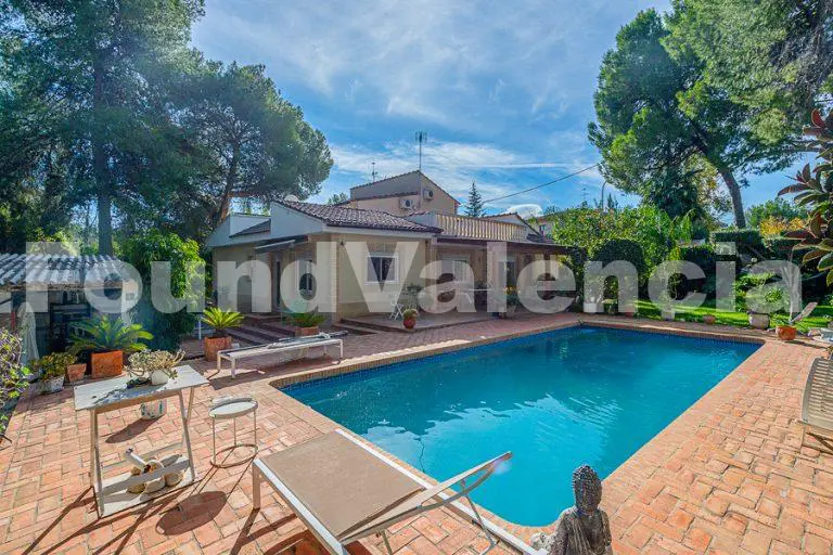 Chalet Independiente Esquinero con Jardín y Piscina,La Eliana