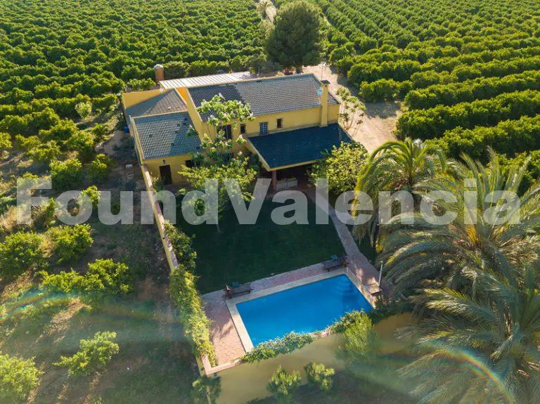 Masia y finca de cítricos junto a Valencia capital