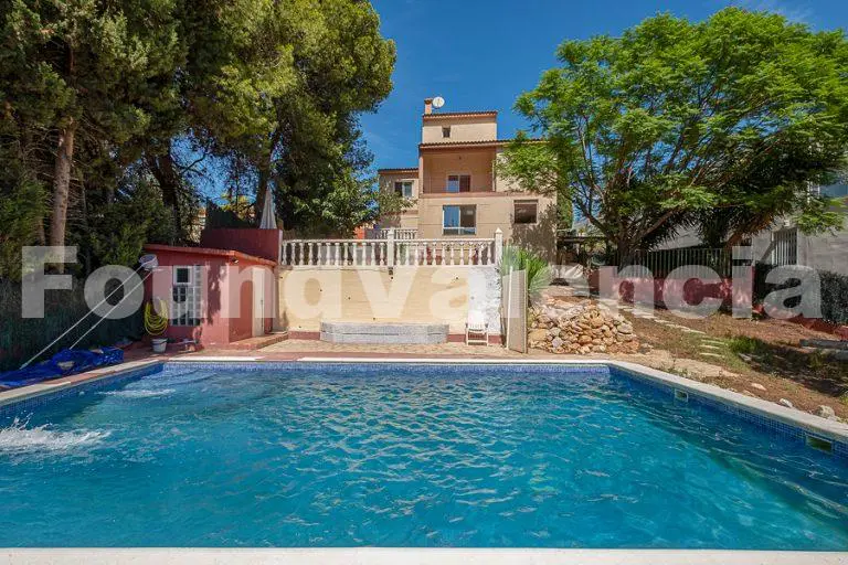 Acogedora Casa en Calicanto con Vistas, Piscina y Gran Potencial