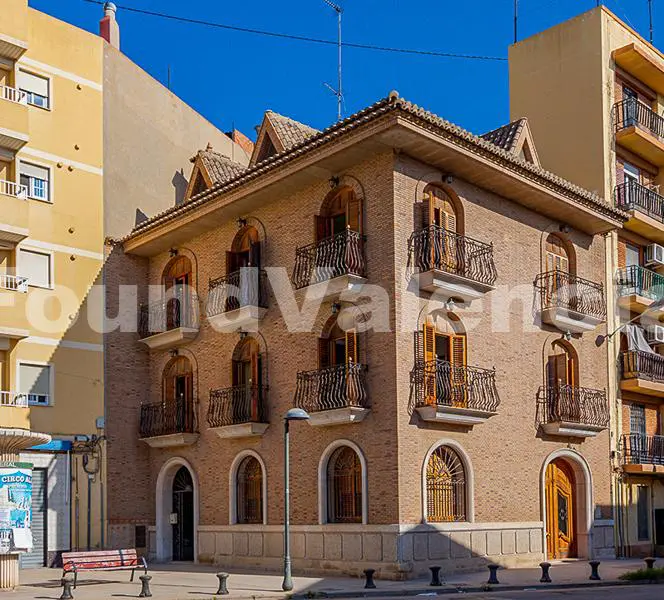 Excepcional Edificio Esquinero con Ascensor en Castellar-Oliveral, Valencia