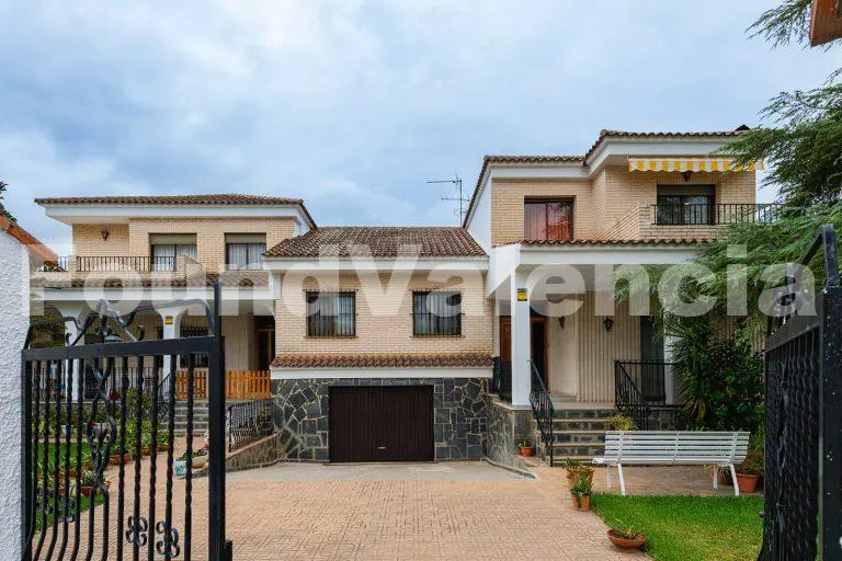 Dos viviendas en una: chalet con piscina y amplio jardín