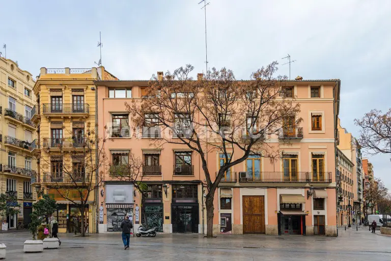 Despacho en Alquiler con Vistas Exclusivas a las Torres de Serrano