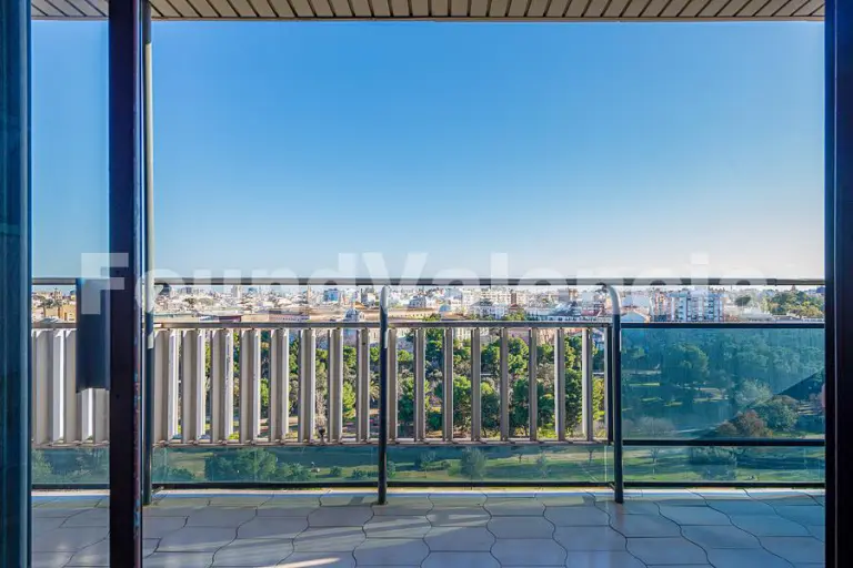 Proyecto de Reforma con Gran Terraza y Vistas al Río Turia en Valencia