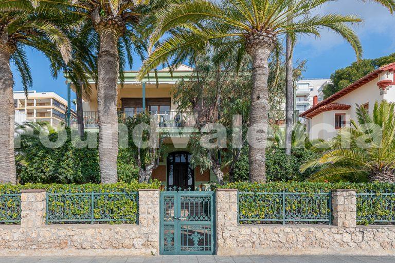 Exclusiva Villa en Primera Línea de Playa en Benicàssim – Una Oportunidad Única