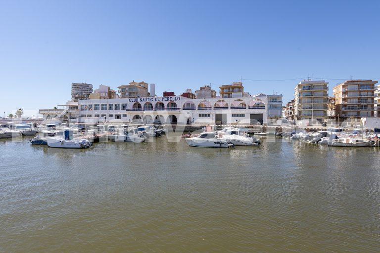 Ático con Terraza y Vistas al Mar en El Perellonet, Valencia