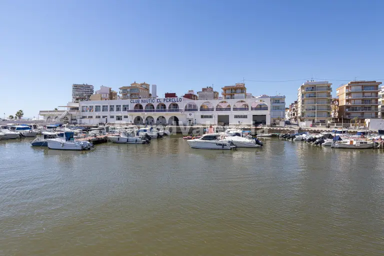 Ático con Terraza y Vistas al Mar en El Perellonet, Valencia