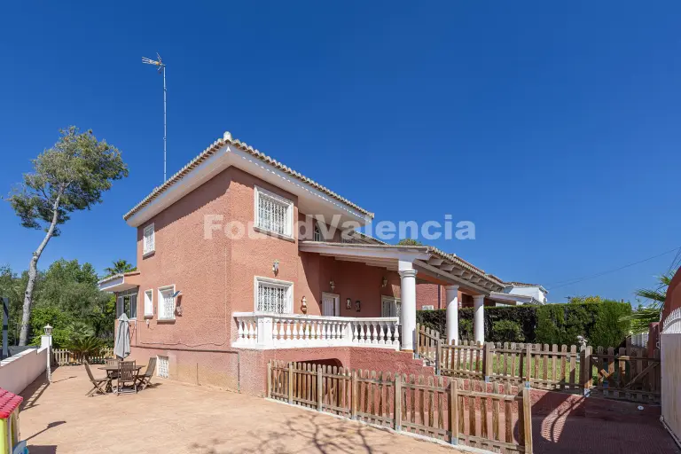 Chalet independiente con jardín y piscina en La Cañada
