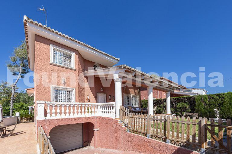 Chalet independiente con jardín y piscina en La Cañada
