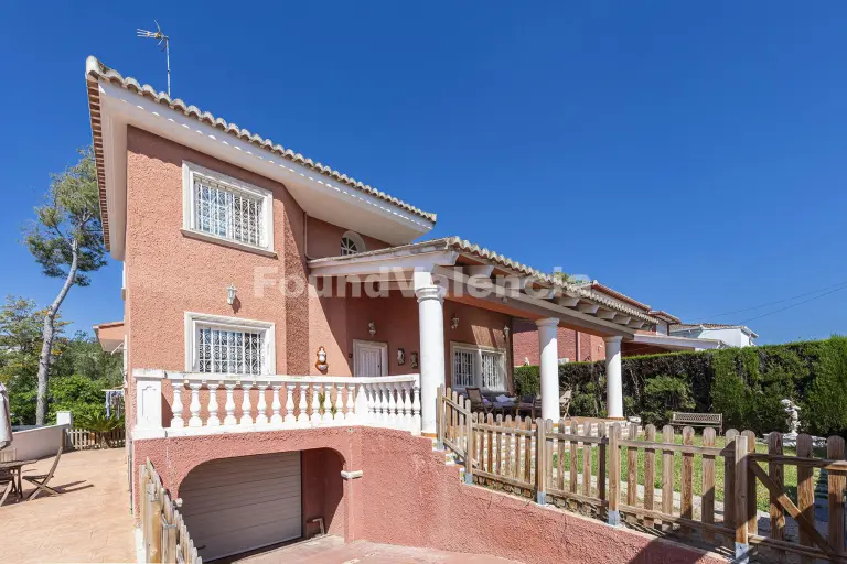 Chalet independiente con jardín y piscina en La Cañada