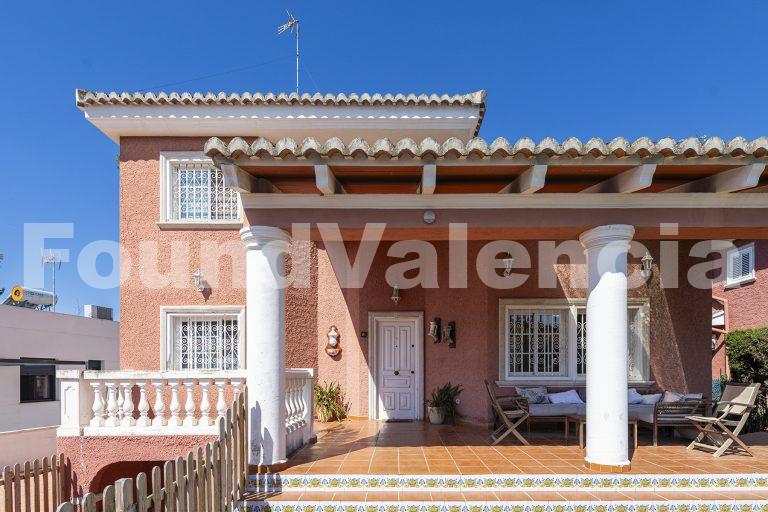 Chalet independiente con jardín y piscina en La Cañada