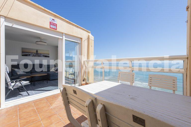 Ático con Terraza y Vistas al Mar en El Perellonet, Valencia
