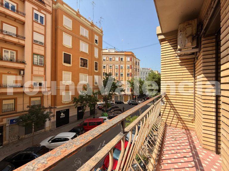 Vivienda exterior con balcón para reformar en La Pechina