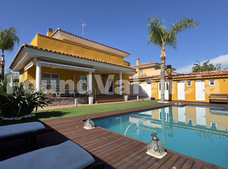 Chalet independiente junto al IALE y metro — comodidad, luz y ubicación perfecta