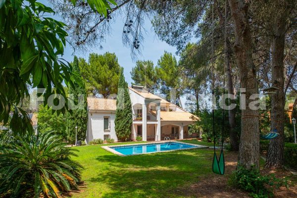 Elegante Villa Familiar con Máxima Privacidad y Parcela Doble