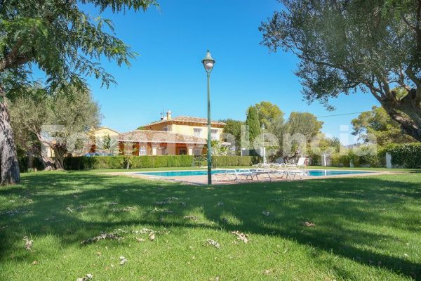 Espléndida casa de campo con piscina, establos, casa de invitados y amplio terreno.