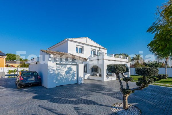 Elegante Villa Mediterránea en Venta Cerca de La Eliana, Valencia