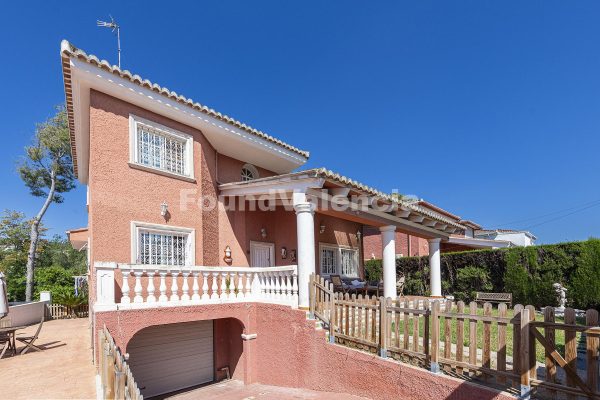 Chalet independiente con jardín y piscina en La Cañada