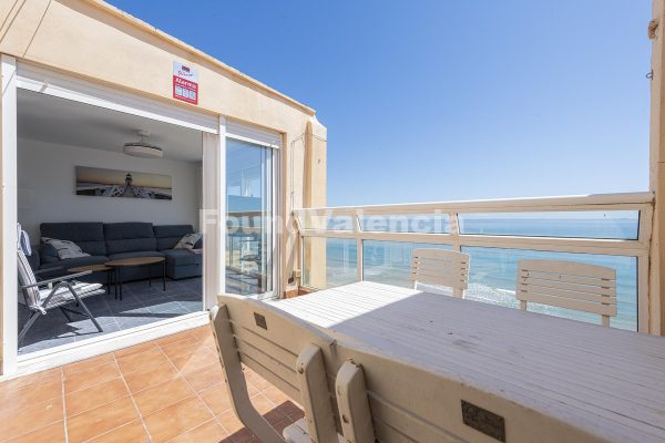 Ático con Terraza y Vistas al Mar en El Perellonet, Valencia