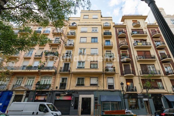 Piso luminoso y con encanto para reformar en L’Eixample