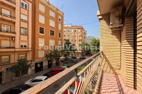 Vivienda exterior con balcón para reformar en La Pechina